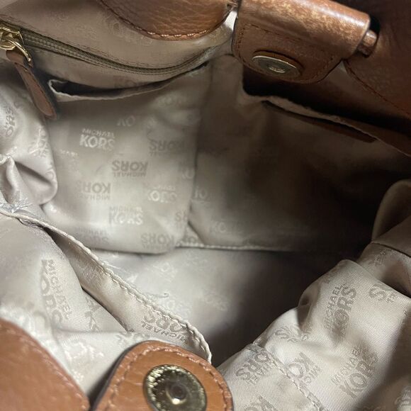 Michael Kors Brown Leather Medium bucket style shoulder bag gold tone Hardwares. - Picture 12 of 16